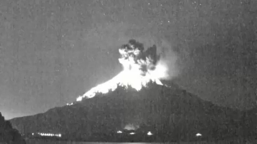 Tangkapan layar rekaman Gunung Sakurajima ketika meletus pada Minggu dini hari kemarin. (Istimewa)