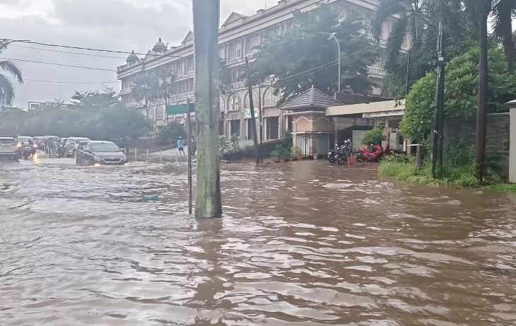 Tampak banjir Jakarta di wilayah Cengkareng-Kalideres, Jakarta Barat. (Foto: @grldrynwbnt)
