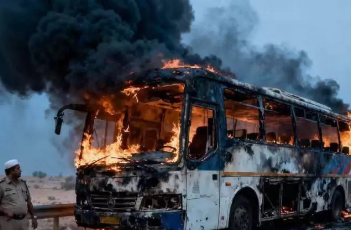 Bus jemaah umrah asal India yang mengalami kecelakaan hingga terbakar dan menewaskan puluhan orang. (Istimewa)