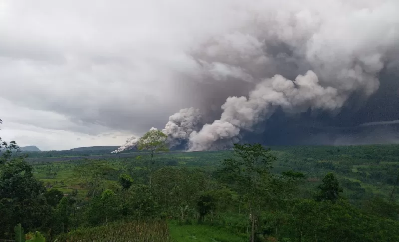 Erupsi Gunung Semeru. (KONTEKS.CO.ID/Dok BNPB)