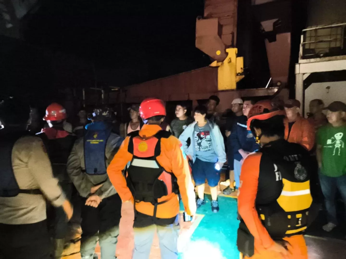 KM BlueRay terbakar di perairan Kotabaru Kalsel&mdash;momen evakuasi dramatis yang menyelamatkan 21 ABK. (instagram.com/info_banjarmasin)