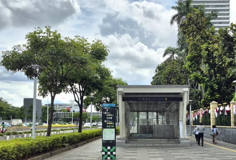 Halte MRT tutup akibat pohon tumbang di jalur Senayan ASEAN.   (Konteks.co.id/Rat Nugra)