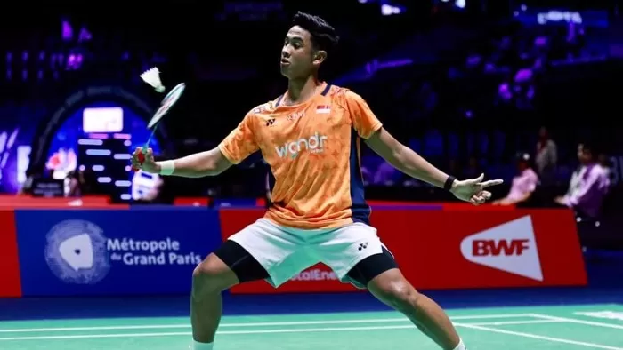 Alwi Farhan tampak kecewa usai duel ketat di Australia Open 2025. Laga sengit itu mengakhiri langkahnya menuju semifinal. (Dok. PBSI)