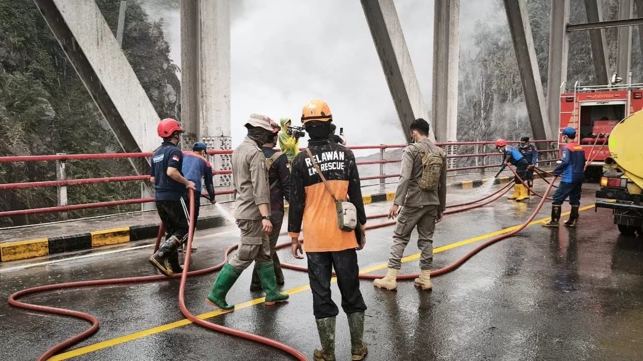 Jalanan di Jembatan Gladak Perak tertutup abu letusan sekunder Gunung Semeru. (Humas BPBD)