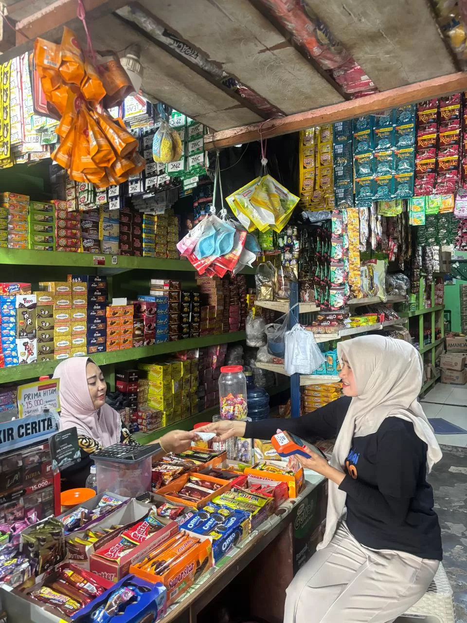 Agen BRILnik di Riau, Tri Wenita, membuktikan inklusi keuangan bisa hadir di desa yang jauh dari kota besar. (Foto: BRI)
