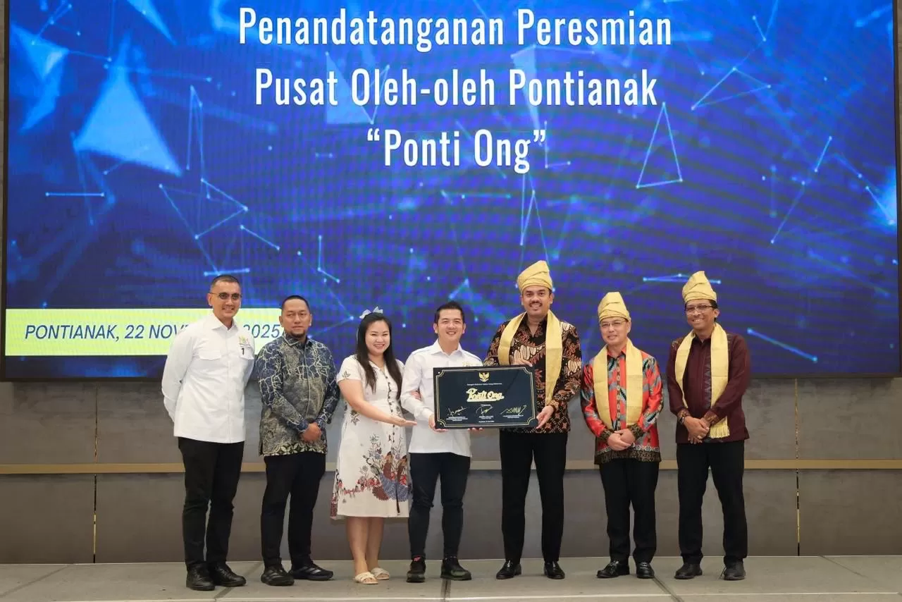 Menteri UMKM Maman Abdurrahman saat menghadiri penadatanganan peresmian Pusat Oleh-Oleh Pontianak &ldquo;Ponti Ong&rdquo;.