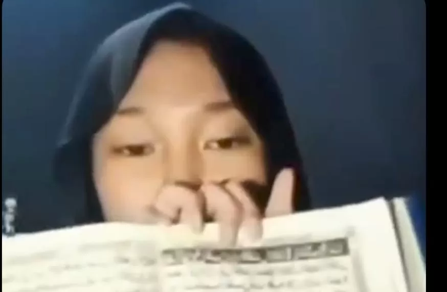 Video viral seorang perempuan muda lecehkan Al-Qur'an di media sosial (Tangkapan layar/@dhemit_is_back)