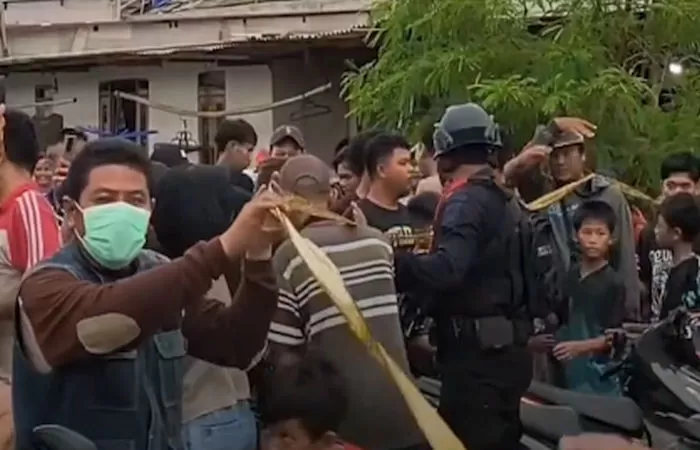 Lokasi ledakan benda diduga mortir di Babelan, Bekasi, Jawa Barat dipasangi garis polisi (Foto: Instagram/@infobekasi)
