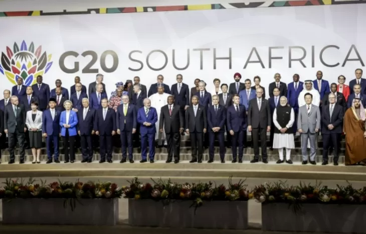 Para pemimpin dunia melakukan sesi foto bersama di KTT G20 di Johannesburg, Afrika Selatan, yang diboikot AS. (Foto: Saudi Gazette)