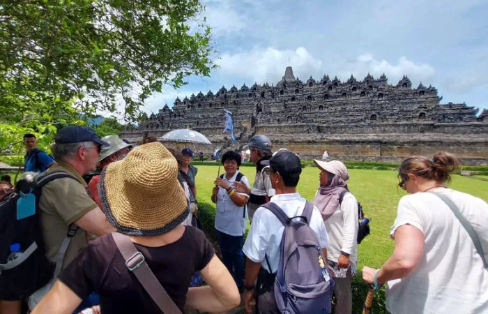 Rombongan turis Prancis puji keindahan dan budaya Candi Borobudur (Foto: dok. Kemenpar)