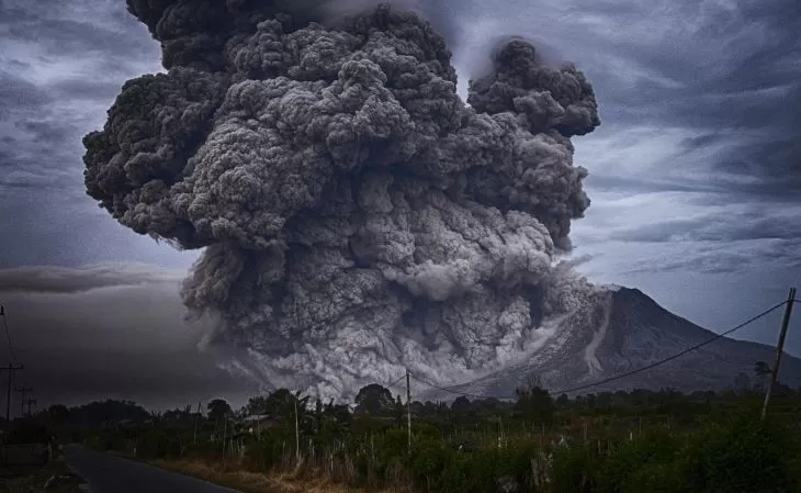 Ilustrasi erupsi gunung api. Gunung Semeru meletus baru-baru ini bersamaan dengan intensitas hujan yang tinggi. (Foto: Pixabay)