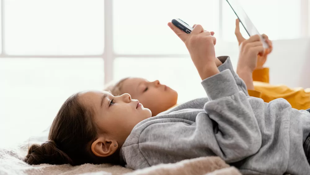 Ilustrasi Anak-anak Bermain Handphone (foto: freepik)