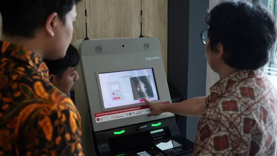 Ilustrasi proses registrasi nomor HP dengan teknologi rekam wajah yang akan diterapkan Komdigi. (dok Uji coba registrasi pelanggan berbasis biometrik di GraPARI Graha Merah Putih, Jakarta)