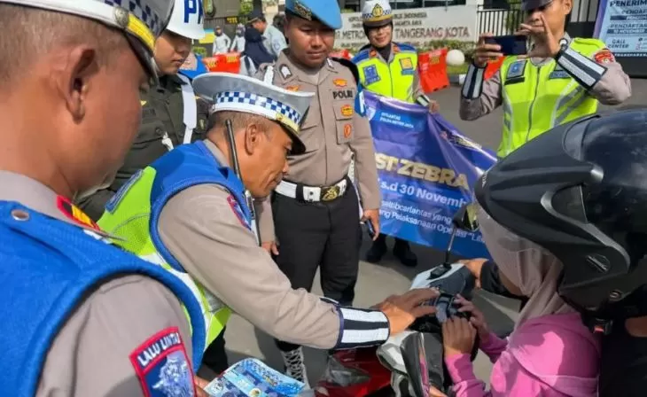 Petugas melakukan pendekatan humanis terhadap pemotor yang melakukan pelanggaran saat Operasi Zebra Jaya 2025. (Foto: Polda Metro Jayaa)