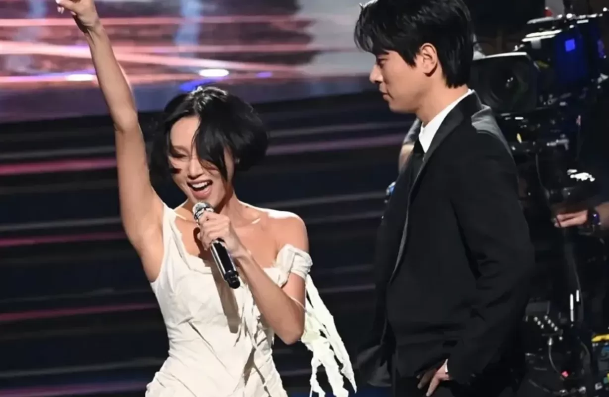 Penampilan Hwasa dan Park Jeong-min di Blue Dragon Film Awards 2025 (foto: instagram.com/salamkorea)