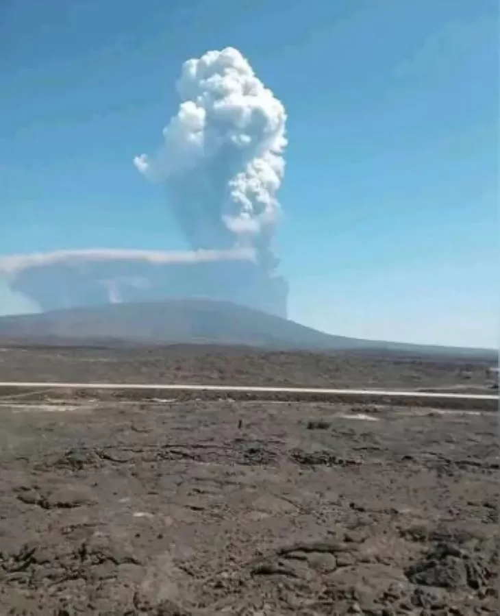 Gunung Berapi Hayli Gubbi yang telah lama tidak aktif di wilayah Afar, Etiopia, meletus pada 23 November 2025. (Foto: Tangkapan Layar Biro Komunikasi Pemerintah Afar)