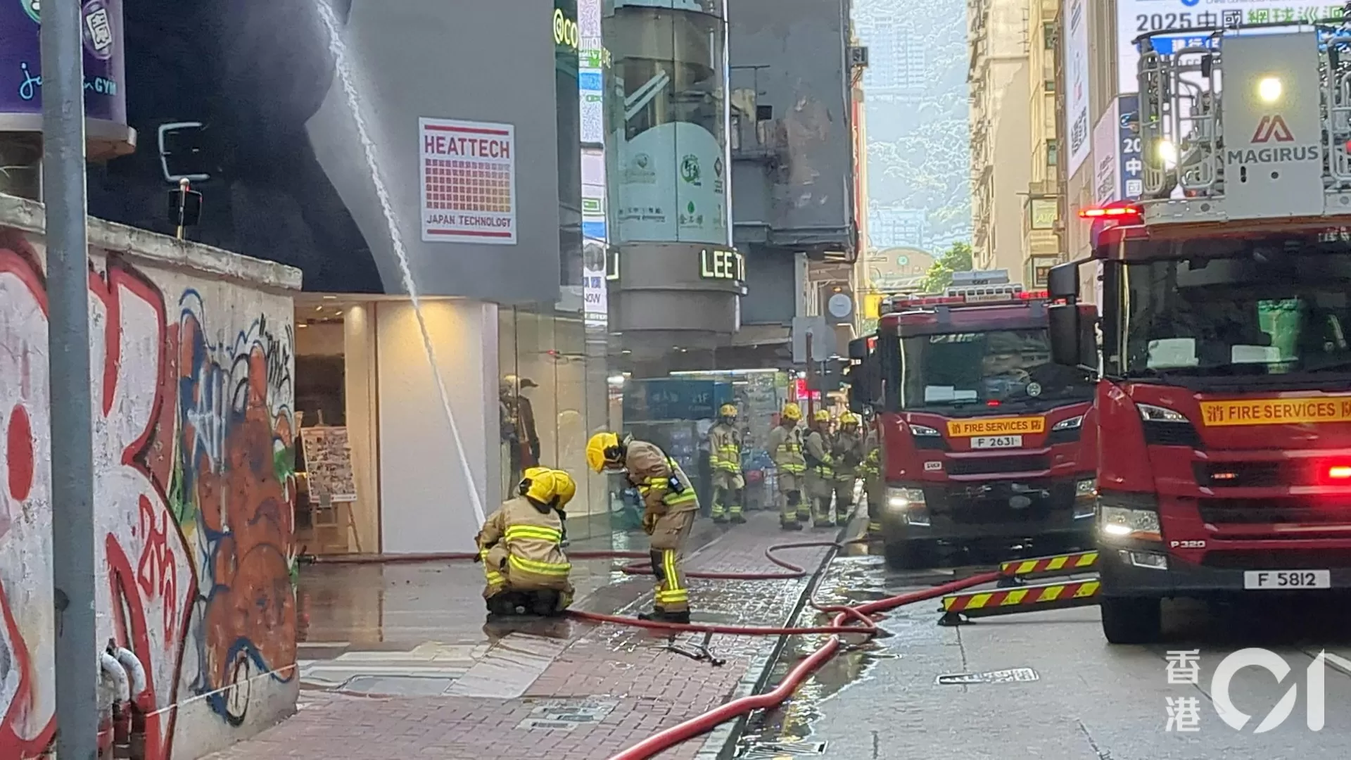 Upaya pemadam kebakaran apartemen di Hong Kong. (HK01)