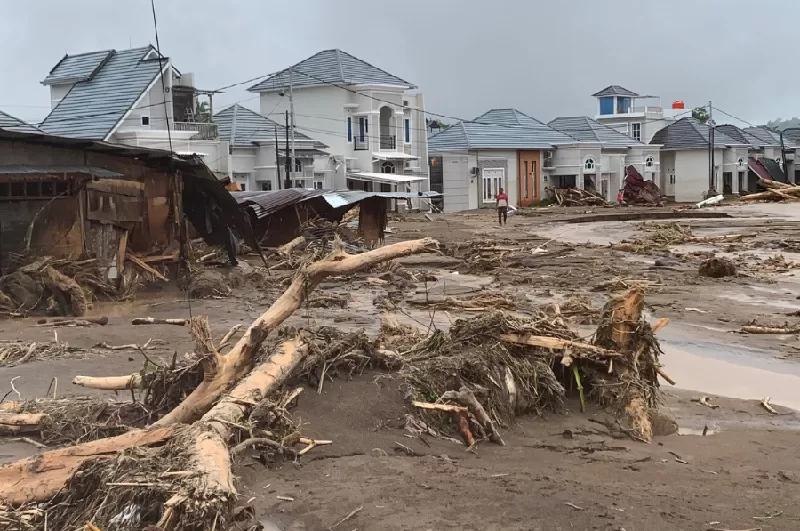 Pohon dan lumpur di pemukiman rumah warga di wilayah Lubuk Minturun, Koto Tengah, Kota Padan, Sumatra Barat, Kamis (27/11/2025). (KONTEKS.CO.ID/Dok. BNPB)