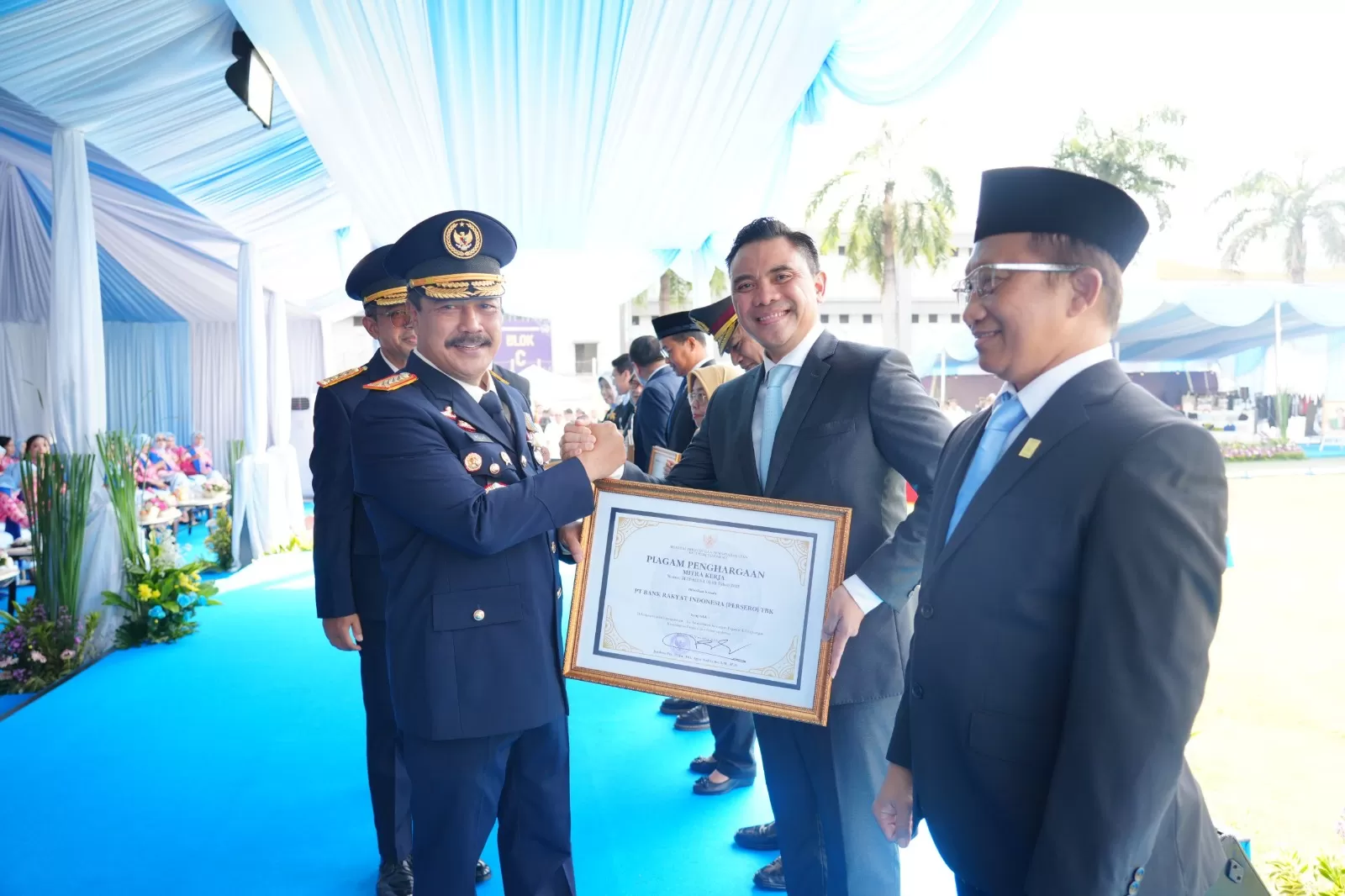 Menteri IMIPAS Agus Andrianto menyerahkan penghargaan kepada BRI. (Foto: BRI)