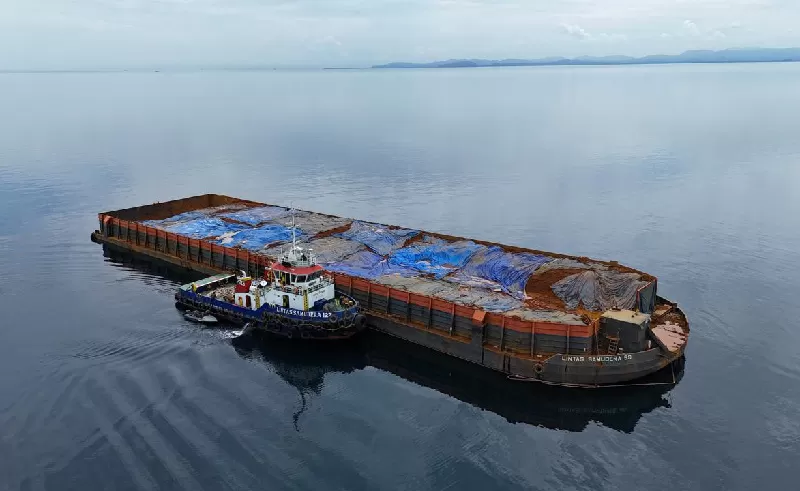 TB Lintas Samudera 127/TK Lintas Samudera 99 ditangkap TNI AL atas dugaan membawa ore  nikel ilegal. (KONTEKS.CO.ID/Dok. TNI AL)