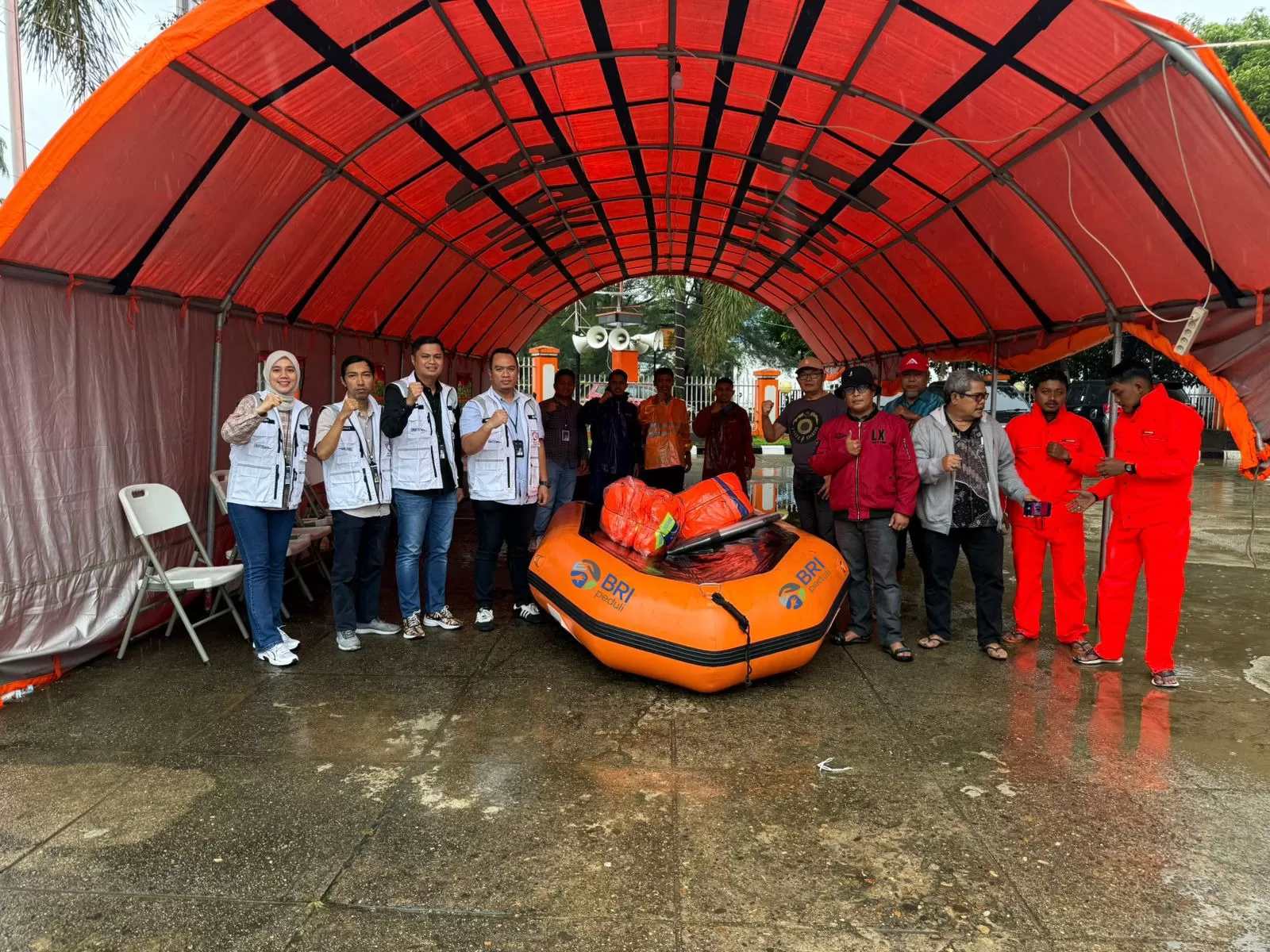 BRI Peduli menyerahkan bantuan perahu karet dan pelampung untuk para korban banjir bandang di Sumatera Barat. (Foto: BRI Peduli)