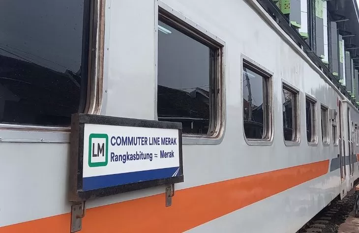 Kereta khusus petani dan pedagang yang melayani perjalanan Commuter Line Merak akan segera beroperasi awal bulan depan. (Foto: X Rudi Suprianto)
