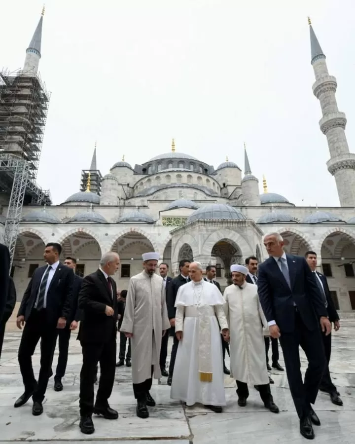 Paus Leo saat berjalan keluar bersama rombongan dan pengurus Masjid Biru di Istanbul. (Vatican News)