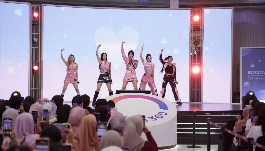 FIFTY FIFTY Debut di Jakata (foto: x.com/fifidailynews)