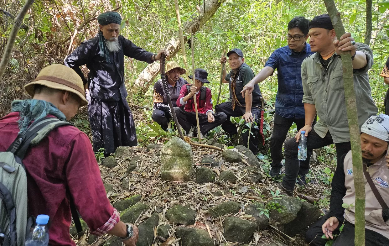 Para peneliti saat melakukan penelitian di Gunung Tangkil, Juli lalu. (Museum Prabu Siliwangi)