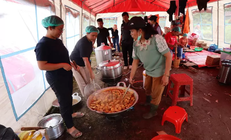 Dapur umum siapkan makanan untuk pengungsi di Humbang Hasundutan, Sumut. (KONTEKS.CO.ID/Dok. BPBD Humbang Hasundutan)