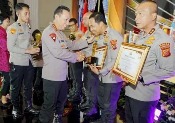 Kapolda NTT Irjen Pol Rudi Darmoko mererima langsung penghargaan sebagai Nominator Terbaik di ajang Polri Awards in Support of UN &lsquo;HeForShe. Movement 2025. (Foto: Humas Polri)