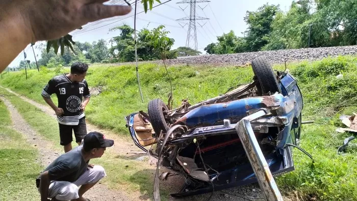 Bangkai mobil Honda Accord yang tertabrak KA Mutiara rute Surabaya-Ketapang. (Istimewa)