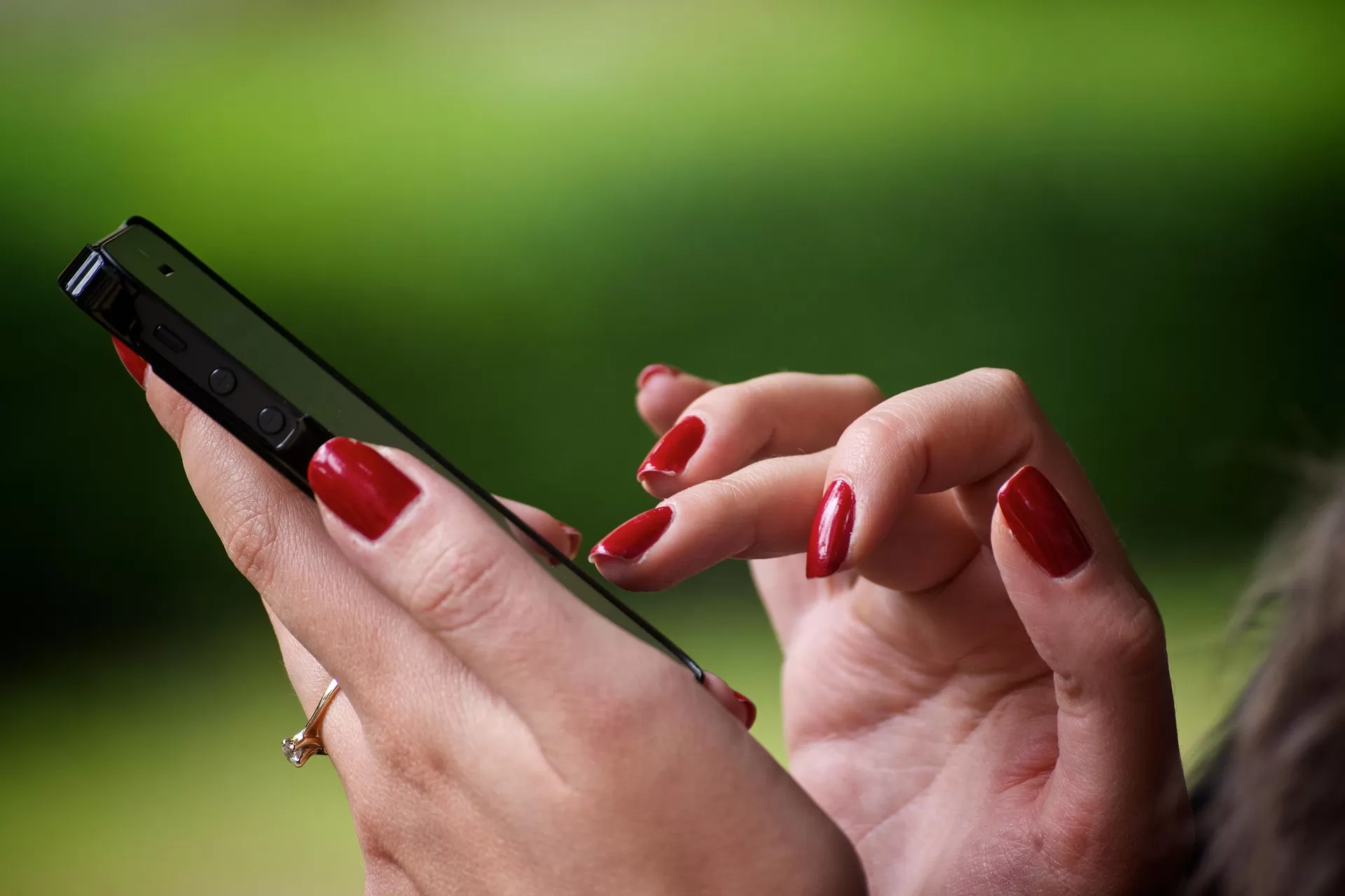 Ilustrasi gambar check handphone xiaomi (Pixabay/ucul)