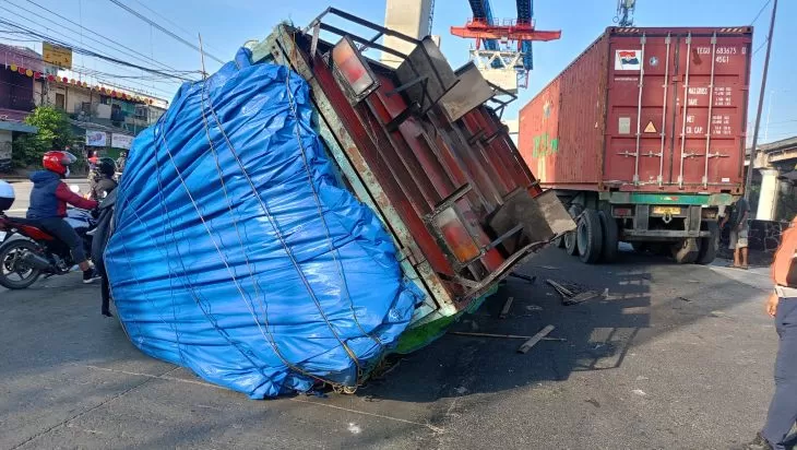 Tampak truk terbalik ke sisi kiri di Jalan RE Martadinata, Ancol, Jakarta Utara, Senin 1 Desember 2025. (Foto: X.com @TMCPoldaMetro)