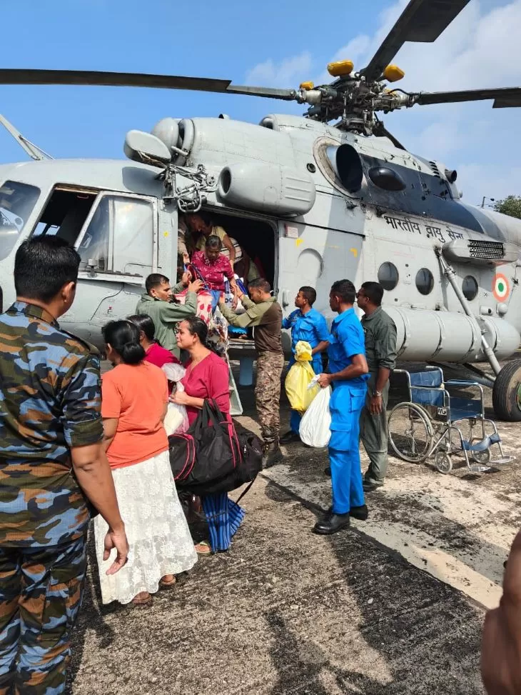 Helikopter militer India membantu evakuasi warga Sri Lanka yang diterjang bencana Topan Ditwah. (Foto: X.com @MEAIndia)