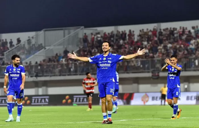 Thom Haye rayakan gol perdananya di BRI Super League 2025 ke gawang Madura United sekaligus bawa Persib menang 4-1 (Foto: persib.co.id)