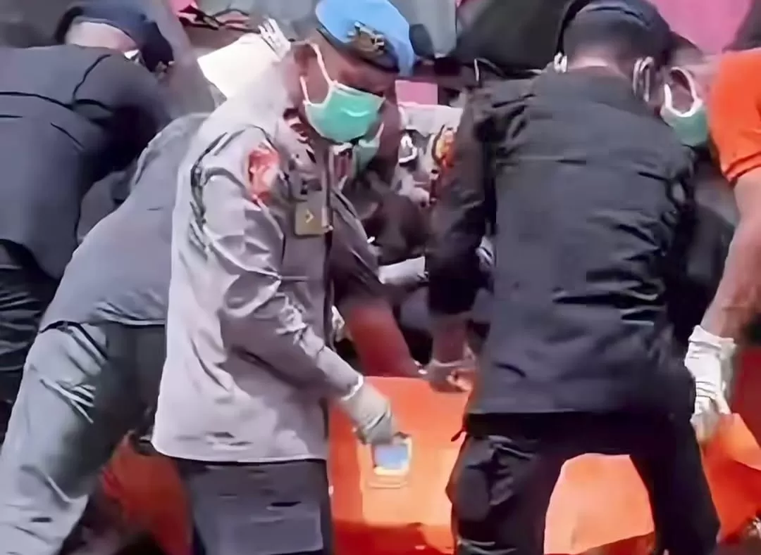 Seorang anggota Brimob Polda Sumut, temukan jenazah ibunya saat cari korban longsor di Sibolga (Foto: Instagram/@brimobpoldasumut)