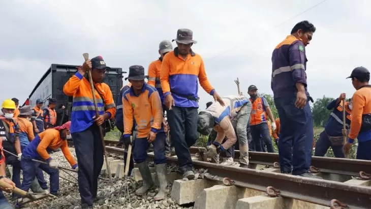 Pekerja PT KAI terus melakukan perbaikan terhadap jalur kereta api yang terdampak banjir di Pulau Sumatra.  (Foto: KAI)