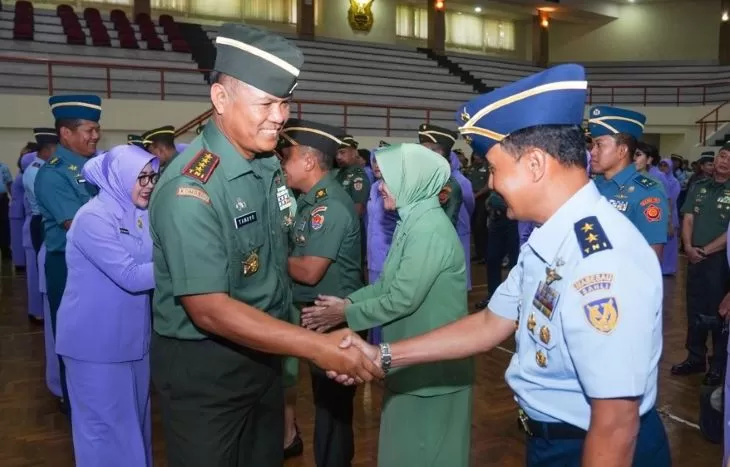 Wakil Panglima TNI Jenderal TNI Tandyo Budi R menyalami para Pati TNI yang mengikuti Laporan Korps Kenaikan Pangkat di Mabes Cilangkap. (Foto: Mabes TNI)