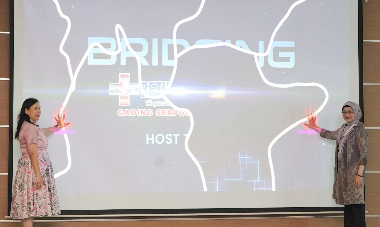 CEO AdMedika Dian Prambini (kanan) dan Managing Director Bethsaida Healthcare dr. Magdalena (kiri).