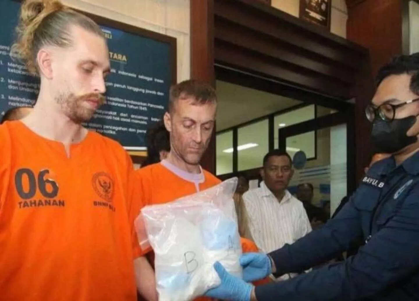 Kial Garth Robinson (kiri) dalam rilis penangkapannya beberapa waktu lalu. (Istimewa)