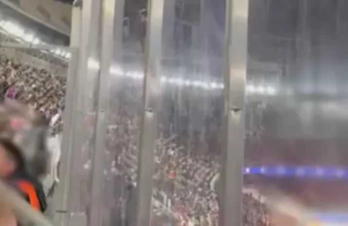 Kaca yang menjadi pembatas di Stadion Camp Nou untuk suporter lawan. (Istimewa)