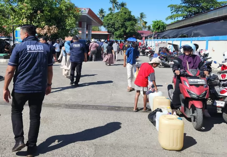 Polda Aceh menurunkan anggotanya untuk mengawasi antrean SPBU dan potensi penimbunan BBM di tengah darurat bencana. (Istimewa)