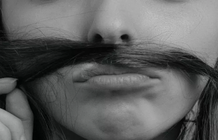 Tren wanita pasang foto berkumis di LinkedIn dianggap lebih mudah dapat pekerjaan (Foto: Ilustrasi/Pexels)