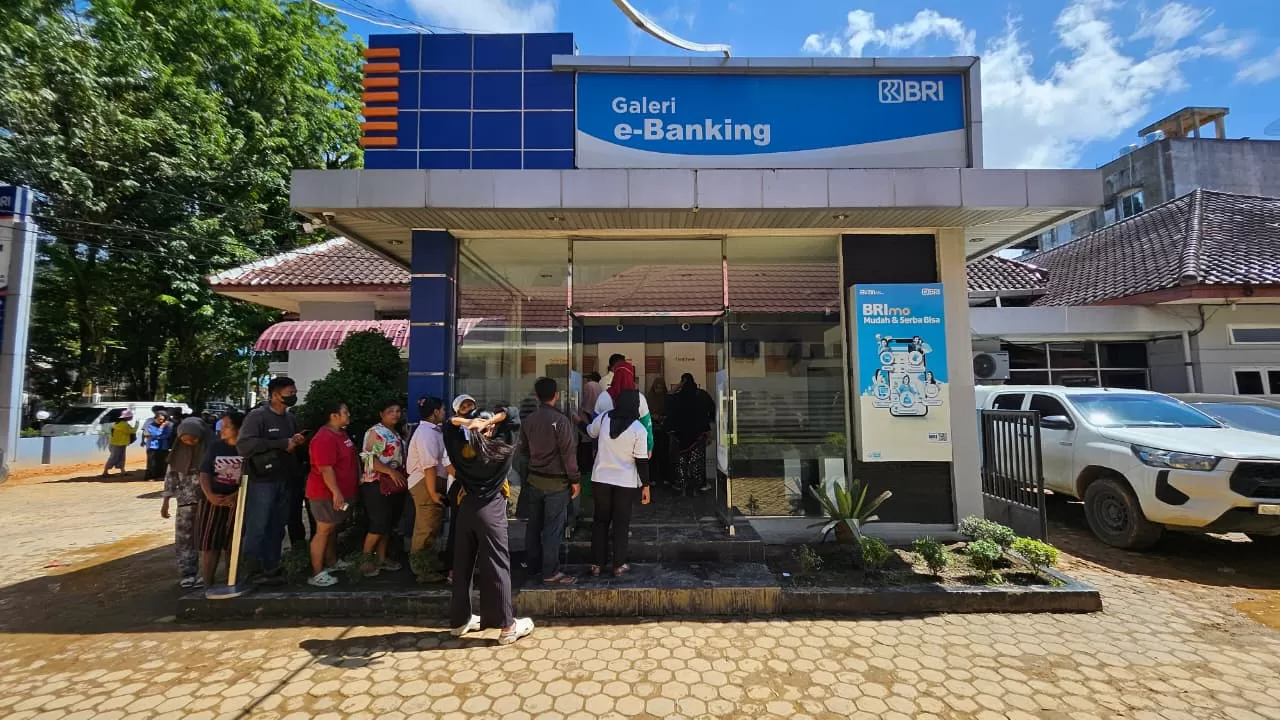 BRI Jaga Layanan di Sumatera Pasca Banjir Lewat Satelit BRIsat   Baca artikel CNN Indonesia "BRI Jaga Layanan di Sumatera Pasca Banjir Lewat Satelit BRIsat (Foto: BRI)