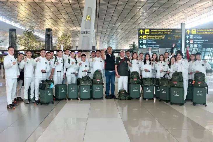 Tim bulu tangkis Indonesia berfoto bersama sebelum terbang ke Bangkok, Thailand, mengikuti SEA Games 2025. (Foto: PBSI)