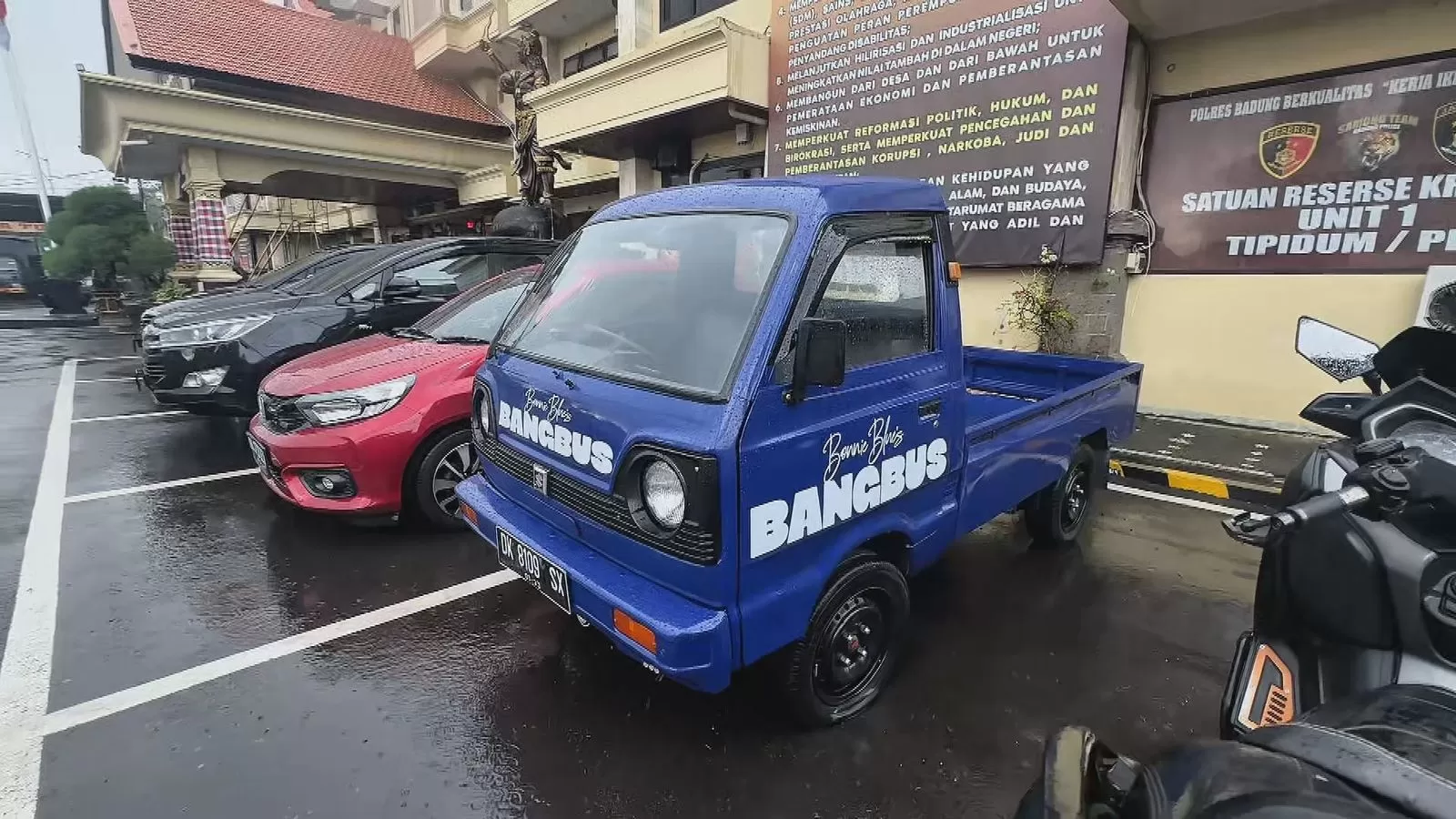 Kendaraan bak terbuka yang dipakai untuk konten Bonnie Blue, yaitu 'Bang Bus'. (Nine)