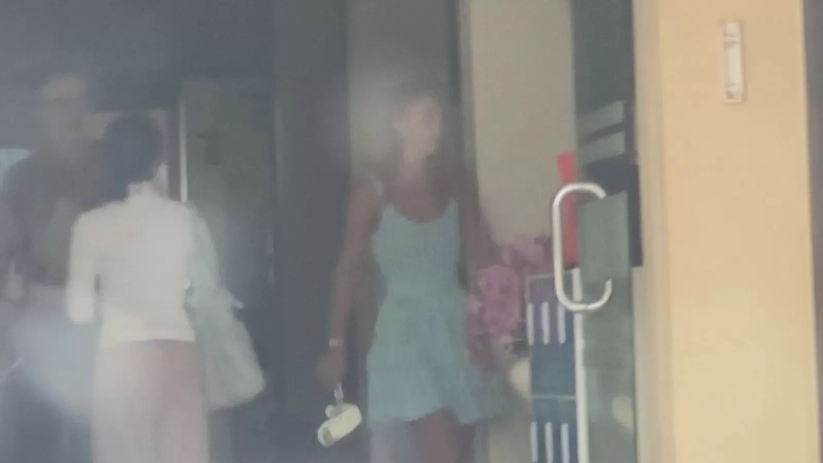 Bonnie Blue tampak dari kejauhan berada di dalam kantor polisi di Bali. (Nine)