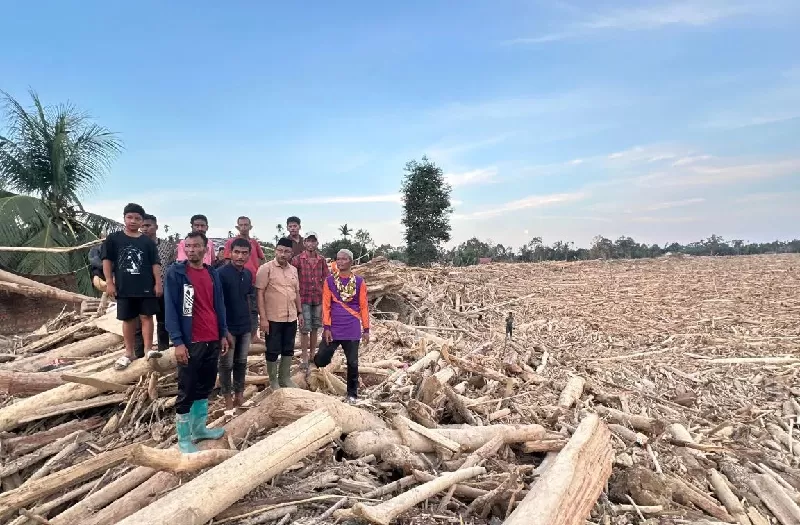 Anggota DPD RI, Sudirman alias Haji Uma  mendatangi Desa Geudumbak yang nyaris rata dengan tanah dan menyisakan tumpukan kayu. (KONTEKS.CO.ID/Dok Haji Uma)