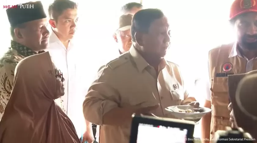 Presiden Prabowo santap menu korban banjir bandang di Aceh (YouTube/Sekretariat Presiden)